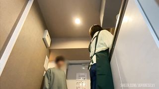 若妻が台所でお味噌汁を作ってる姿をみた僕は人妻感が滲み出ていて下半身が急にムラムラしてしまい、、