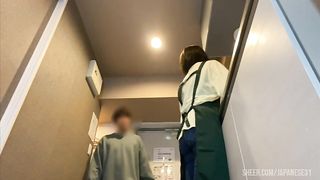 若妻が台所でお味噌汁を作ってる姿をみた僕は人妻感が滲み出ていて下半身が急にムラムラしてしまい、、