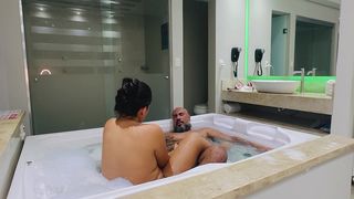 GOZEI DENTRO DA BANHEIRA