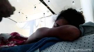 Jogando creme na filha da empregada