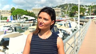 KIMBERLEY VEUT BAISER AVEC UN MEC POUR SON MARI VOYEUR.