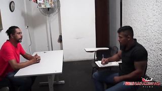 Aluna dando o cu na escola