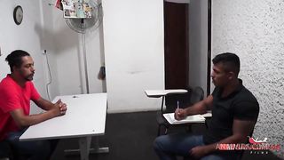 Aluna dando o cu na escola