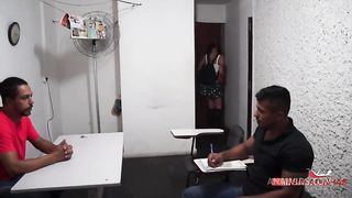 Aluna dando o cu na escola