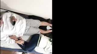 大◯生同棲カップル。寝る前にダラダラ過ごした後にぎこちないえっちでお互いに最後はビクビク感じ合いました。
