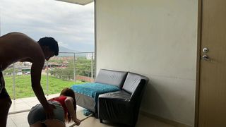 SE LE VE EL RICO CULO DE MI LATINA PELIRROJA HERMANASTRA MIENTRAS HACE ASEO, ME PONGO CACHONDO Y TERMINO FOLLANDOLA DURO POR SU APRETADO CULO.