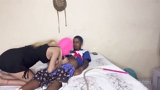 NOVINHA BRANQUINHA NO PAU DO SEU NOVINHO ATE ELE GOZAR NO PELO