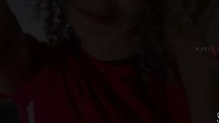 A novinha senta e goza gostoso no pau do negro dotado