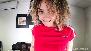 A novinha senta e goza gostoso no pau do negro dotado