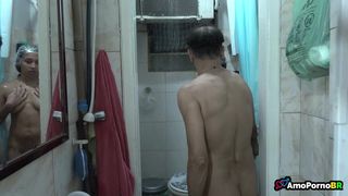 Esperou a esposa ir trabalhar pra ir tomar banho com sua enteada