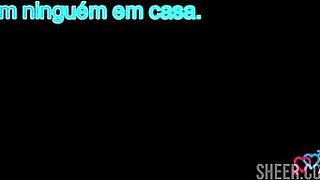 Esperou a esposa ir trabalhar pra ir tomar banho com sua enteada