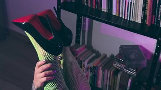 I KNOW YOU CAN RESIST THESE FEET