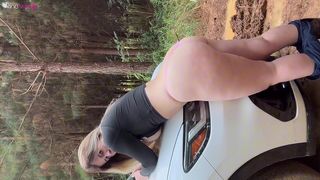 ENCOSTOU O CARRO ABAIXOU A CALCINHA E FODEU ALI MESMO
