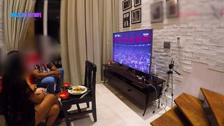 CURTINDO O JOGO DE FUTEBOL COM NOSSO AMIGO QUE ESTA DOIDO PARA COMER A MULHER DO CORNO...