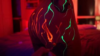 AMELIA SE TOCA Y BRILLA: PLACER, TATUAJES Y PINTURA EN UN CASTING UNICO