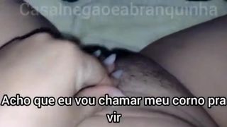 MARIDO CORNO ME ENTREGA RASPADINHA PRO AMIGO COMER GOSTOSO