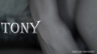 Cuando les gusta por atras, hasta solas se la meten por el culo.