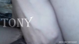 Cuando les gusta por atras, hasta solas se la meten por el culo.