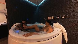 FETICHE COM OS PES NA HIDRO TODA MOLHADINHA