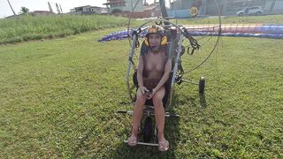 PRISCILA BELINI: PUTARIA AEREA! PELADA E SE MASTURBANDO NO PARAMOTOR