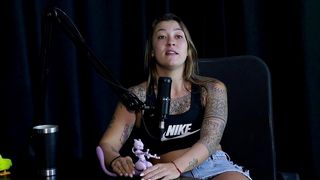 SAFADA FAZ UM STRIPPER BEM SENSUAL MOSTRANDO SEUS PEITOS DEPOIS DE FALAR QUE NUNCA SUGERIU UMA TRANSSEXUAL, E QUANDO PERDEU A VIRGINDADE... - FLOR DE DAMIANA (WATCH ON: SHEER/RED)