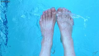 DIPPING MY TOES IN THE POOL AND SPLASHING POV