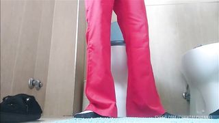 pee and farts on my blue wc with red pants