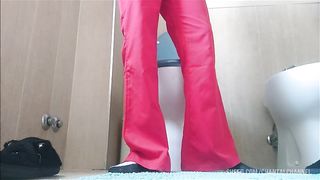 pee and farts on my blue wc with red pants