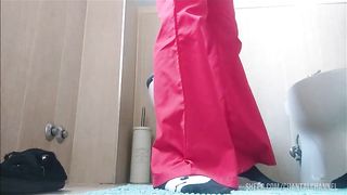 pee and farts on my blue wc with red pants