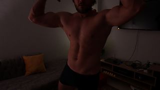 STRONG GUY POSING WHILE WANKING AT THE EVENING AND CUMS A LOT (VIDEO WITHOUT BLURRING)