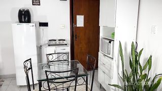 namorado me comendo na mesa de jantar