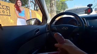 PUNHETA ARRISCADA NO CARRO...RUIVA SAFADA ME PEGOU ME MASTURBANDO E PEDIU CARONA!