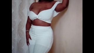 MY QUEEN MODELING TO GET READY AND START THE SHOW