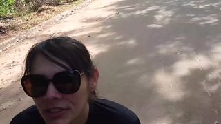 Putinha fez um boquete de graca em mim no meio da rua ,nao pude resistir e depois me ferrei porque minha esposa descobriu por causa deste video que deixei ela gravar