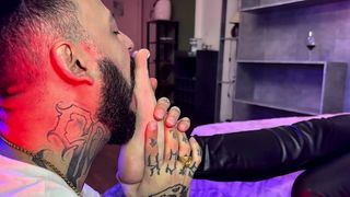 PODOLATRA CHUPANDO A NOVINHA