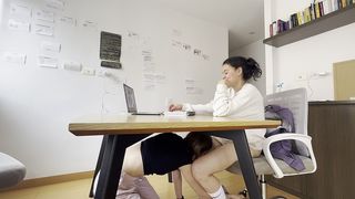 DOS CHICAS SE TOCAN DURANTE UNA VIDEOLLAMADA SIN QUE NADIE SE DE CUENTA