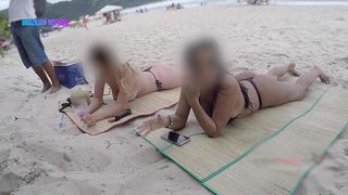 ME EXIBINDO COM A MINHA AMIGA THAY PARA O VENDEDOR DE QUEIJO NA PRAIA...