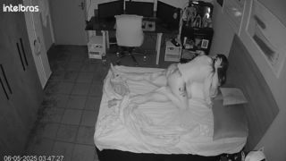 ELA TOMA DE QUATRO NA GARAGEM E FINGE NAO PERCEBER A CAMERA LIGADA