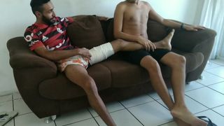 O Jogador Machucou a Perna no Campo e Mostrou o Pau Pro Goleiro Novato