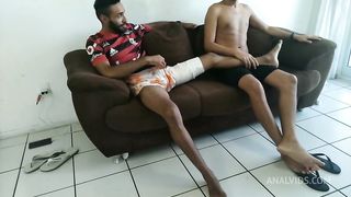 O Jogador Machucou a Perna no Campo e Mostrou o Pau Pro Goleiro Novato