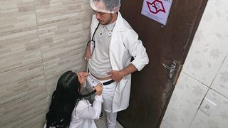 MEDICO E ENFERMEIRA NAO RESISTEM E TRASAM NO BANHEIRO DO HOSPITAL DURANTE O PLANTAO