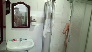 ESPIO A LA VECINA MIENTRAS SE DUCHA Y TERMINAMOS FOLLANDO