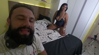 EXIBICIONISMO VIRTUAL QUE PAGA BEM! CASAL FAZ SHOW NO CELULAR E GANHA COM PUTARIA AO VIVO!