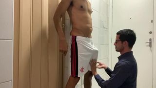 O TESAO FOI TANTO QUE RASGUEI A CALCA DO PUTO E ELE TEVE QUE IR EMBORA DE CUEQUINHA