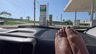 FETICHE POR PES NA PRAIA! SOLINHAS DELICIOSAS EXIBIDAS EM PUBLICO PARA AMANTES PODOLATRAS!