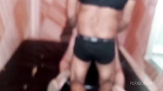 Latina sendo fodida com a bunda grande em festa de swing