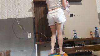 minha esposa so de fazer faxina me deixa de pau duro, gostosa