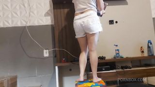 minha esposa so de fazer faxina me deixa de pau duro, gostosa