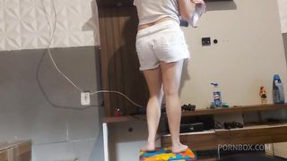 minha esposa so de fazer faxina me deixa de pau duro, gostosa