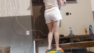 minha esposa so de fazer faxina me deixa de pau duro, gostosa